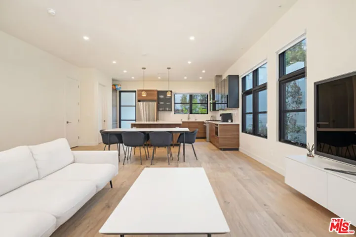 822 S Plymouth Boulevard 2, Los Angeles, California 90005