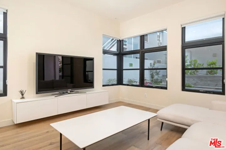 822 S Plymouth Boulevard 2, Los Angeles, California 90005