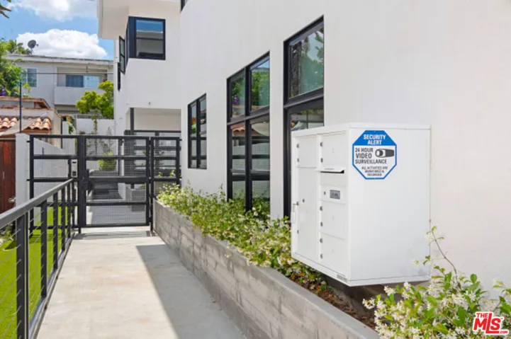 822 S Plymouth Boulevard 2, Los Angeles, California 90005