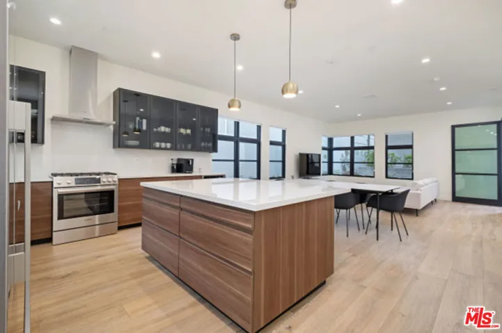 822 S Plymouth Boulevard 2, Los Angeles, California 90005