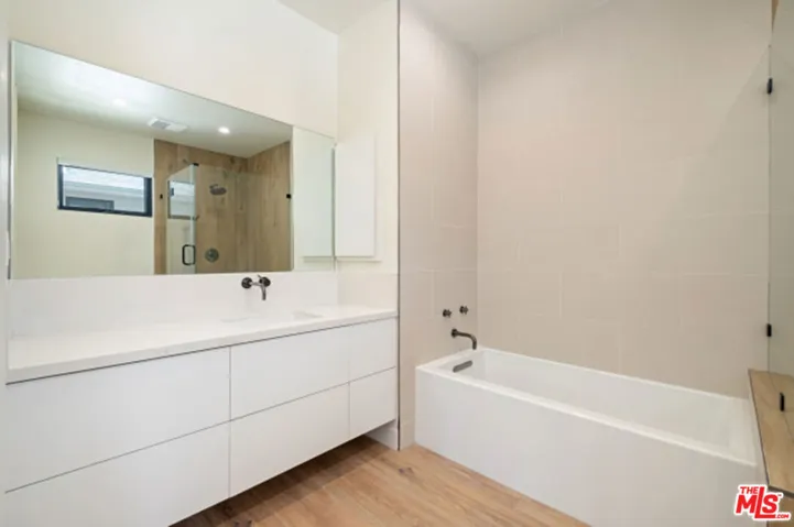 822 S Plymouth Boulevard 2, Los Angeles, California 90005