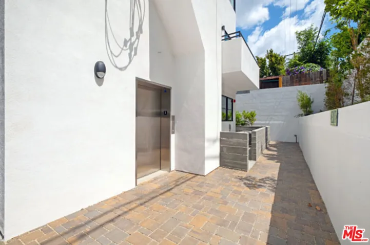 822 S Plymouth Boulevard 2, Los Angeles, California 90005