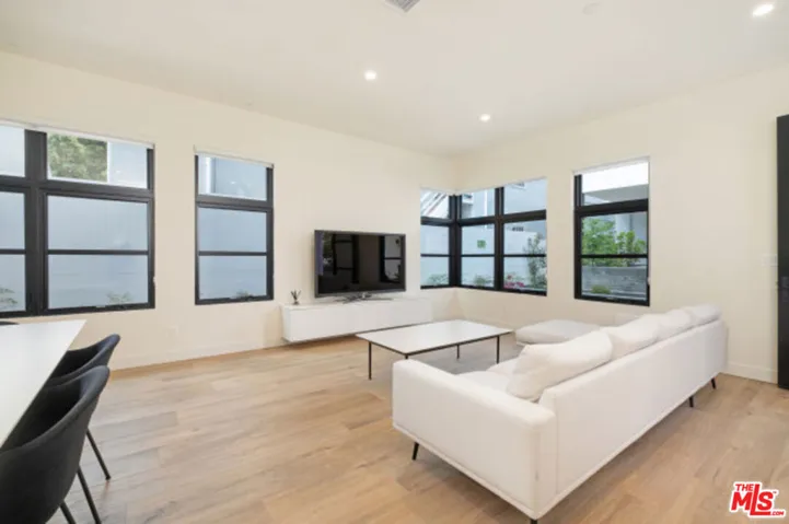 822 S Plymouth Boulevard 2, Los Angeles, California 90005
