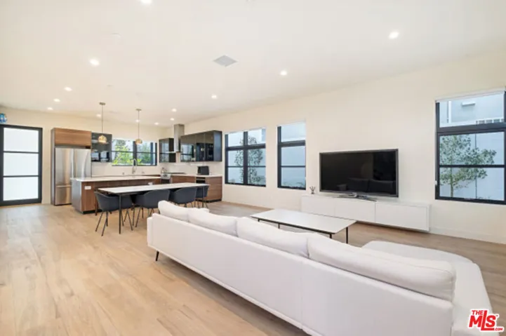 822 S Plymouth Boulevard 2, Los Angeles, California 90005