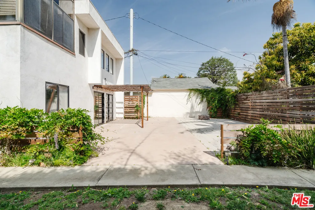 3875 Marcasel Avenue, Los Angeles, California 90066 home-pic-17