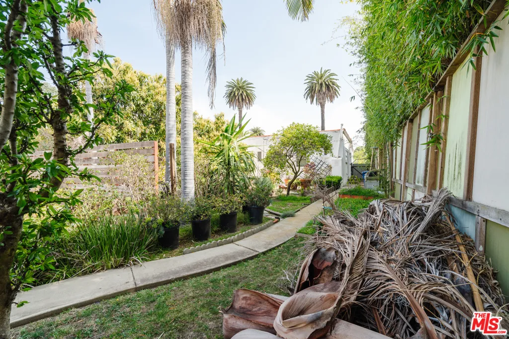3875 Marcasel Avenue, Los Angeles, California 90066 home-pic-16