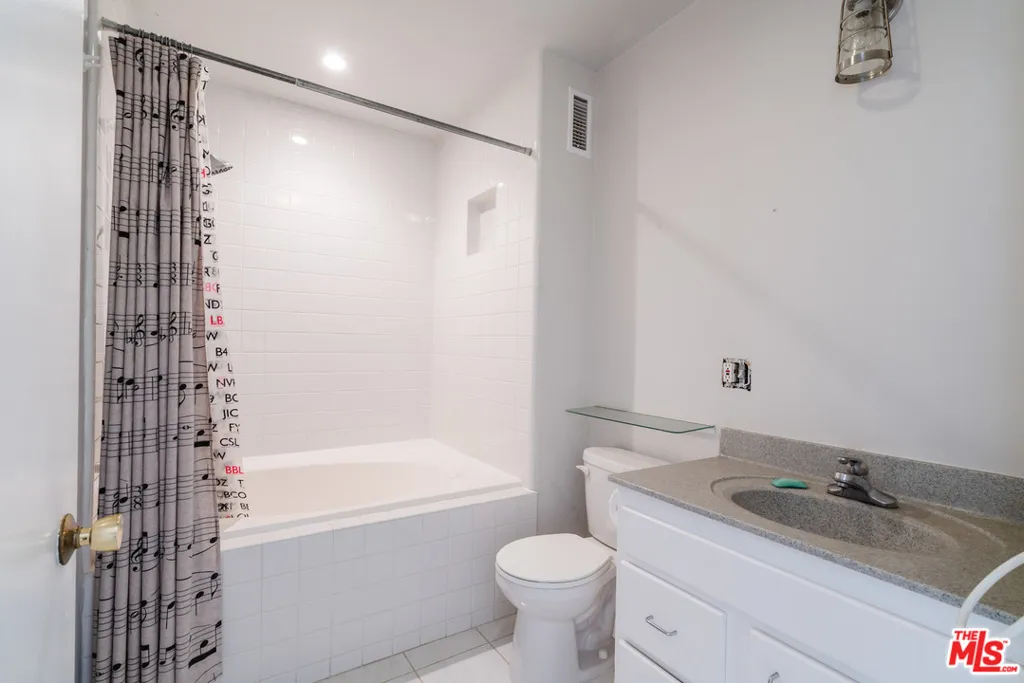 3875 Marcasel Avenue, Los Angeles, California 90066 home-pic-29