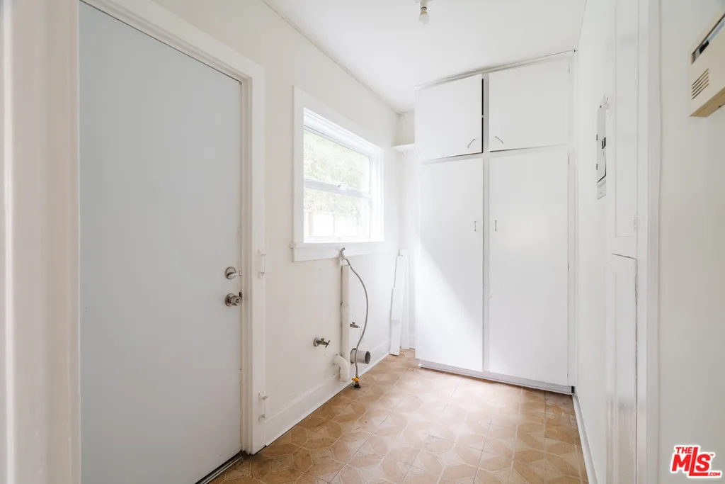 3875 Marcasel Avenue, Los Angeles, California 90066 home-pic-8
