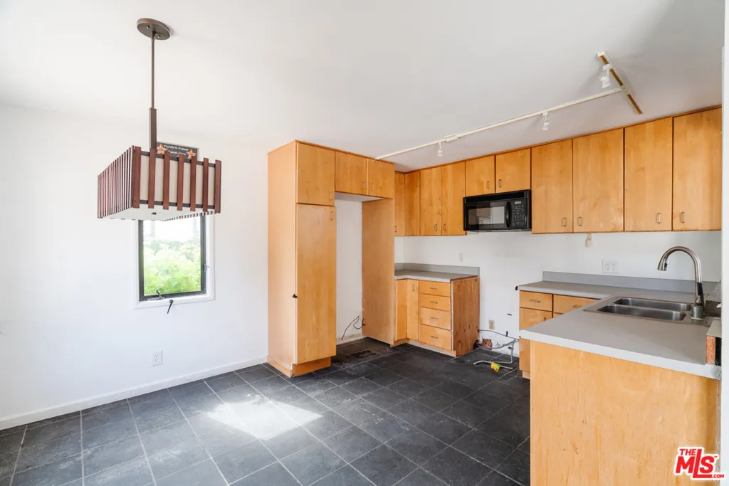 3875 Marcasel Avenue, Los Angeles, California 90066 home-pic-24