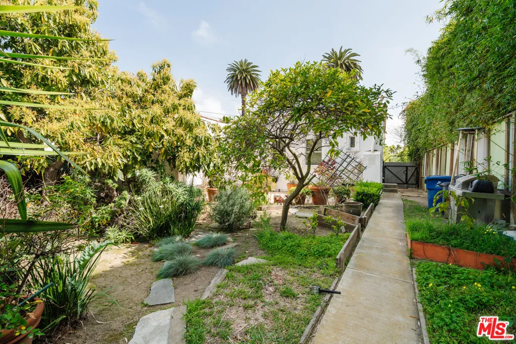 3875 Marcasel Avenue, Los Angeles, California 90066 home-pic-14
