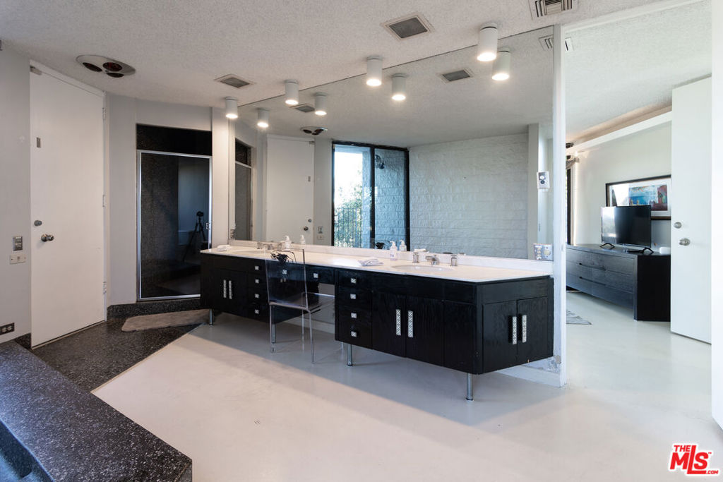 960 Stradella Road, Los Angeles, California 90077 home-pic-21