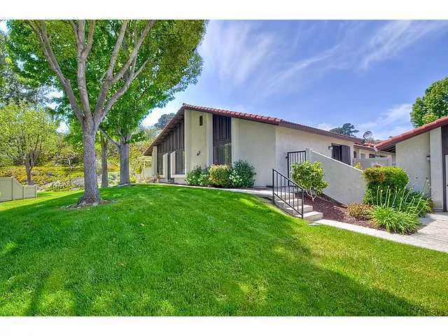 Lovely single story end unit in High Country Villas