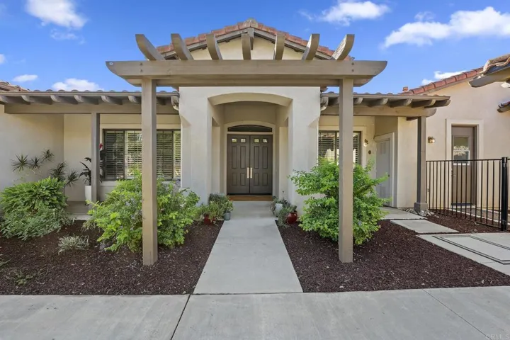Inviting entrance brings you into open floor plan with vaulted ceiling