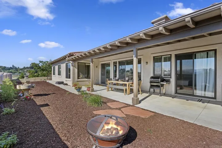 Outdoor eating and entertaining area off the kitchen