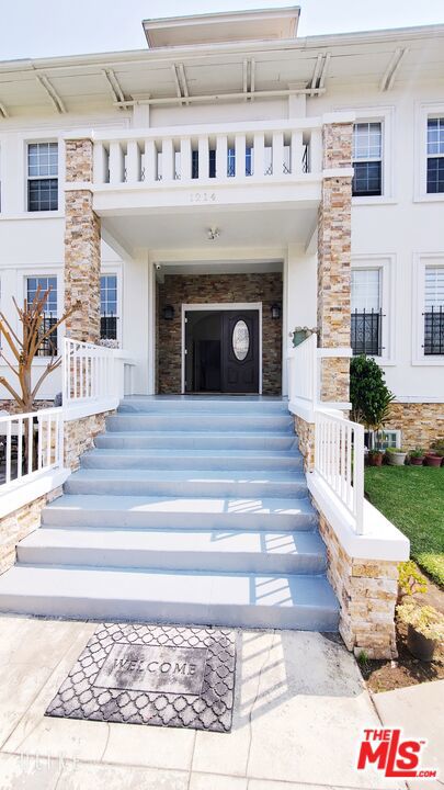 1214 S Norton Avenue Unit #2, Los Angeles, California 90019, 2 Bedrooms Bedrooms, ,2 BathroomsBathrooms,Residential Lease,For Rent,NORTON,21798460