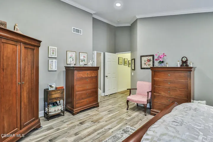 kMain Bedroom Suite3