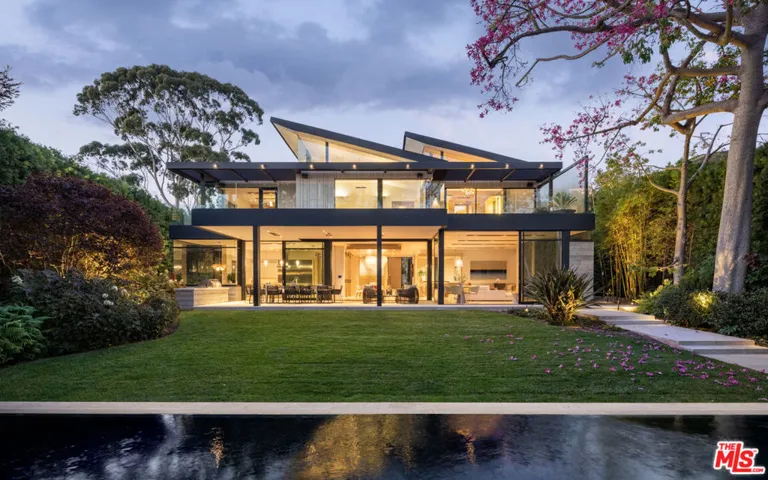 814 Toulon Drive, Pacific Palisades, California 90272, 6 Bedrooms Bedrooms, ,7 BathroomsBathrooms,Residential,For Sale,Toulon,21102693