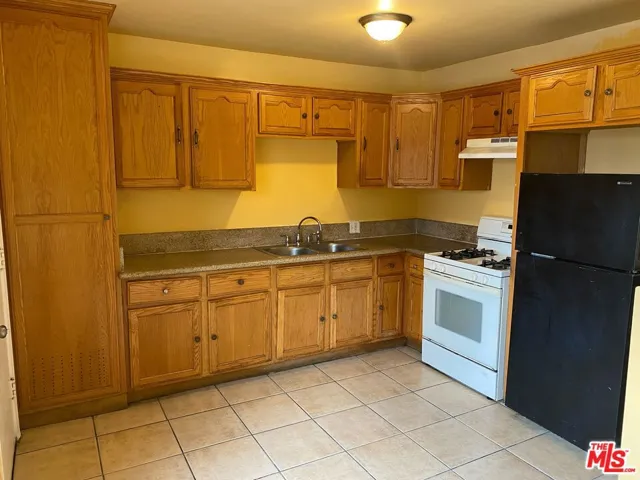 2610 1/2 W Florence Avenue, Los Angeles, California 90043