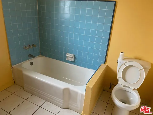 2610 1/2 W Florence Avenue, Los Angeles, California 90043