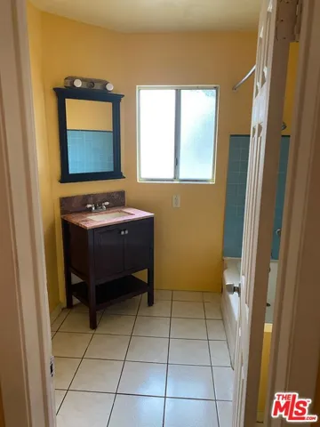 2610 1/2 W Florence Avenue, Los Angeles, California 90043