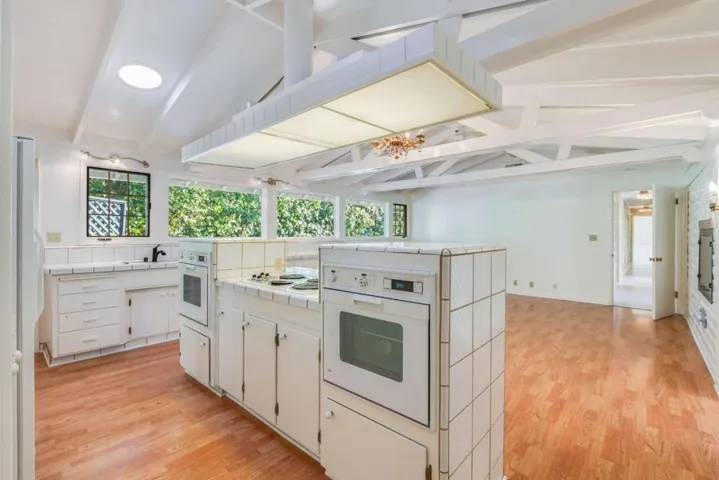 25228 La Loma Drive, Los Altos Hills, California 94022