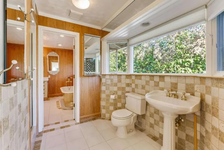 25228 La Loma Drive, Los Altos Hills, California 94022