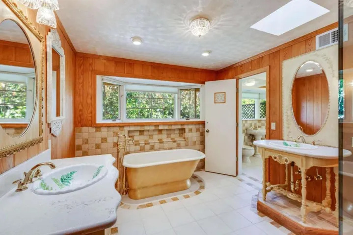 25228 La Loma Drive, Los Altos Hills, California 94022