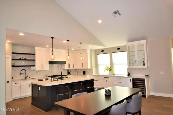 Kitchen & Dining