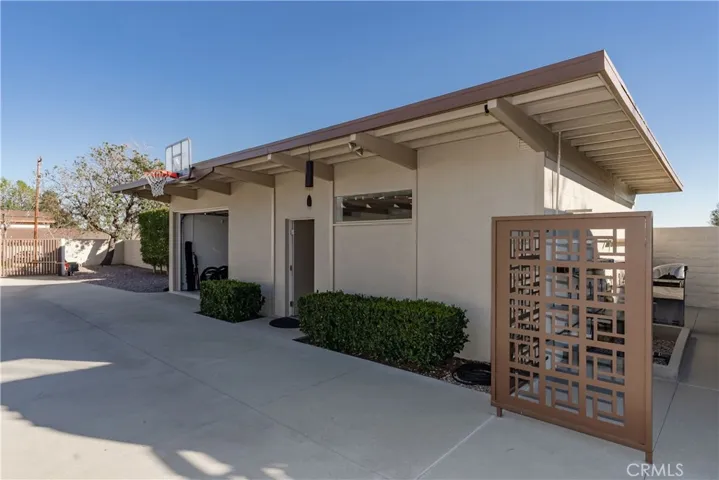Detached 2 Car Garage