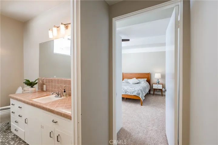 Guest bathroom 1
