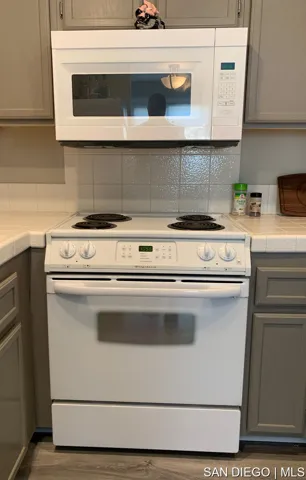 Electric Cooktop/ Oven and Microwave