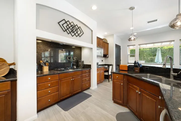 23-web-or-mls-MBBrenna_1221_023