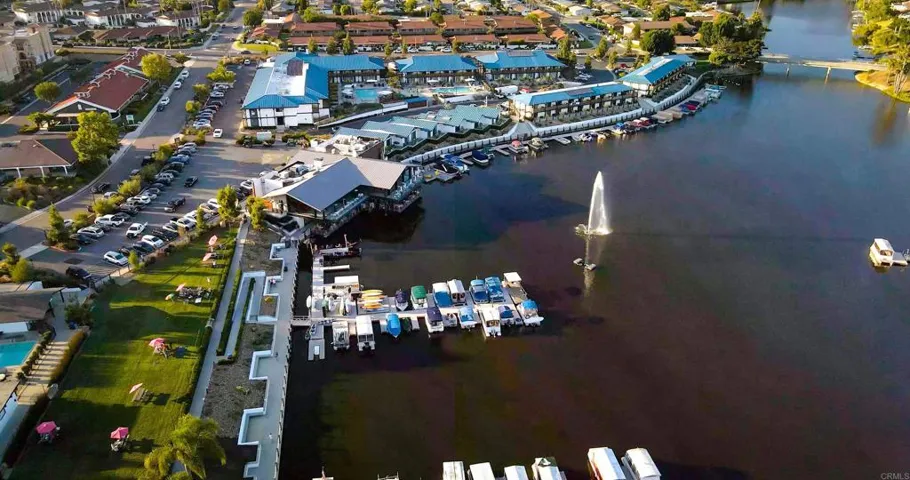 The restaurants, local shops, boating, picnics & people are more fantastic bonuses to this community