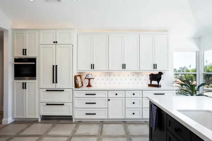 Upper & lower pull outs above and below the oven.