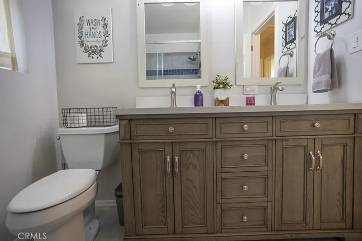 Guest Bathroom with 2 sinks !