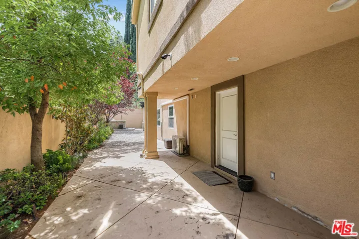 16226 Dickens Street, Encino, California 91436