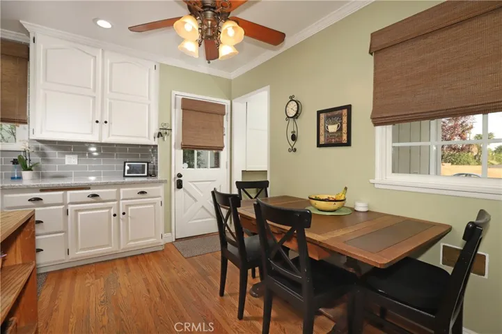 Kitchen Eating Area