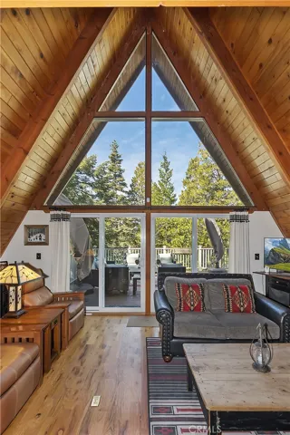 349 Castle Gate Road, Lake Arrowhead, California 92352