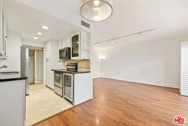1131 Alta Loma Road 106, West Hollywood, California 90069