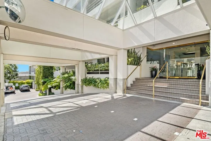 1131 Alta Loma Road 106, West Hollywood, California 90069