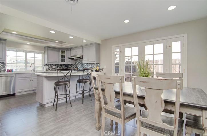 Plenty of dining options with convenient breakfast bar and flexible dining space with plenty of room for large holiday meals.