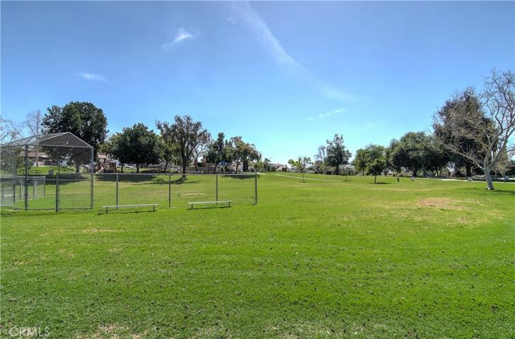 Great neighborhood is so close to shopping, transportation, schools and other OC attractions.
