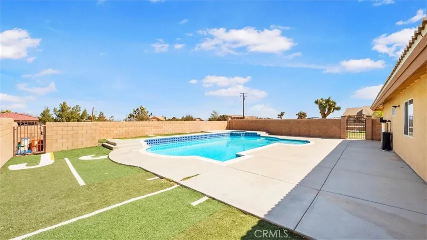 10686 Salem Avenue, Oak Hills, California 92344