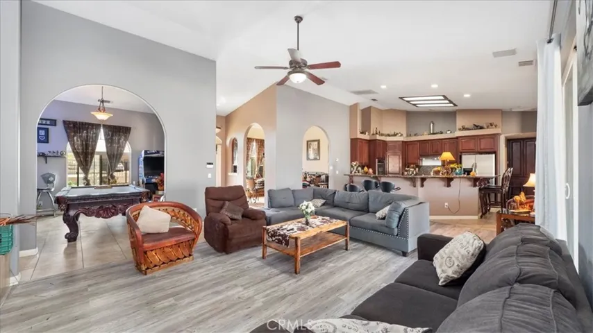 10686 Salem Avenue, Oak Hills, California 92344
