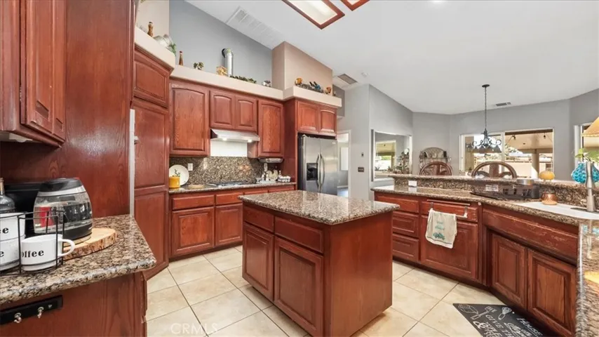 10686 Salem Avenue, Oak Hills, California 92344