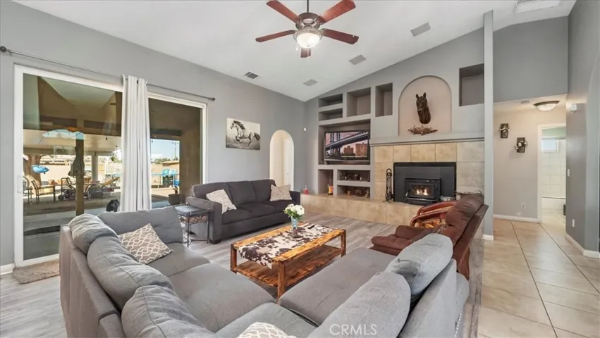 10686 Salem Avenue, Oak Hills, California 92344