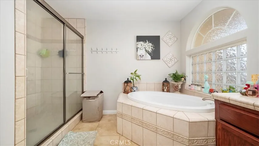 10686 Salem Avenue, Oak Hills, California 92344