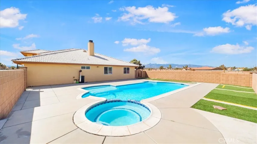 10686 Salem Avenue, Oak Hills, California 92344