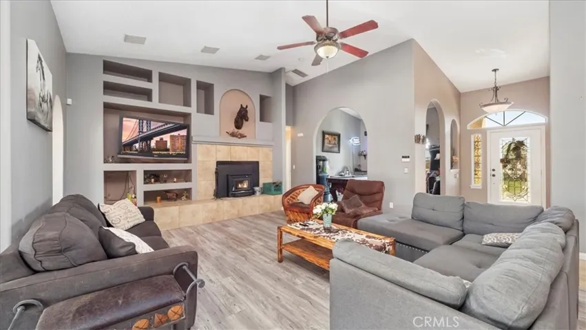 10686 Salem Avenue, Oak Hills, California 92344