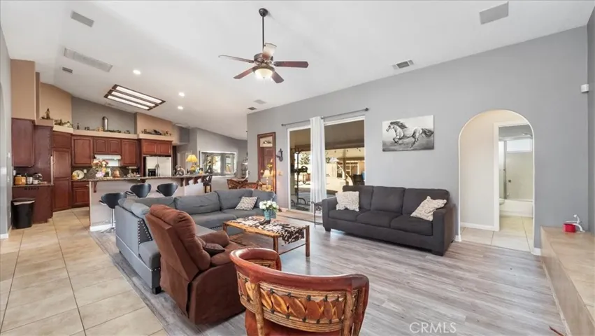 10686 Salem Avenue, Oak Hills, California 92344